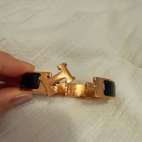 Black clic clac bangle with H buckle. - Picture 4 of 8